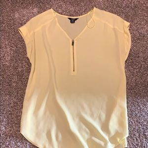 Cap sleeved zipper blouse.